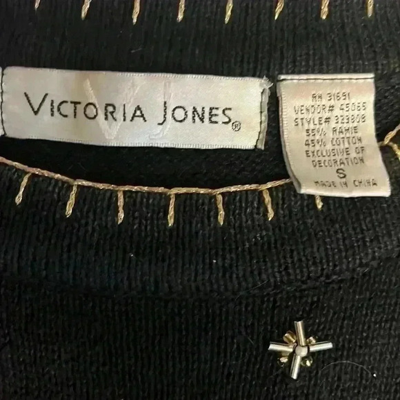 Vintage Embroidered Christmas Sweater - Picture 4 of 6